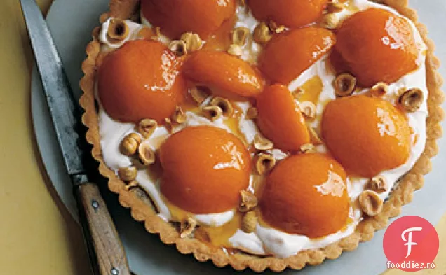 Tarta cu Frangipane de alune cu caise si creme Fraiche batute usor