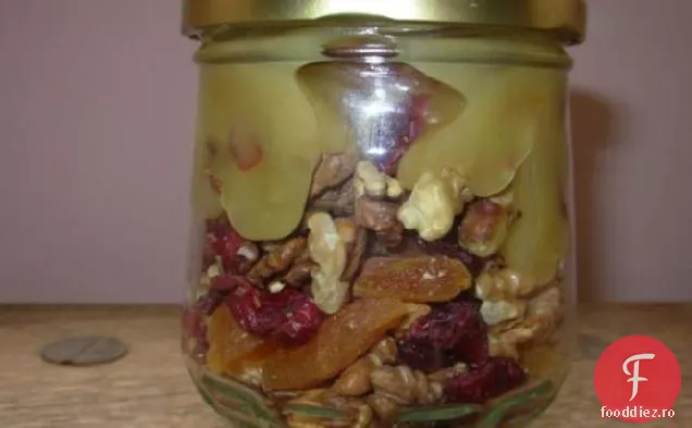 Topping de miere, nuc și fructe uscate (cadou într-un borcan)