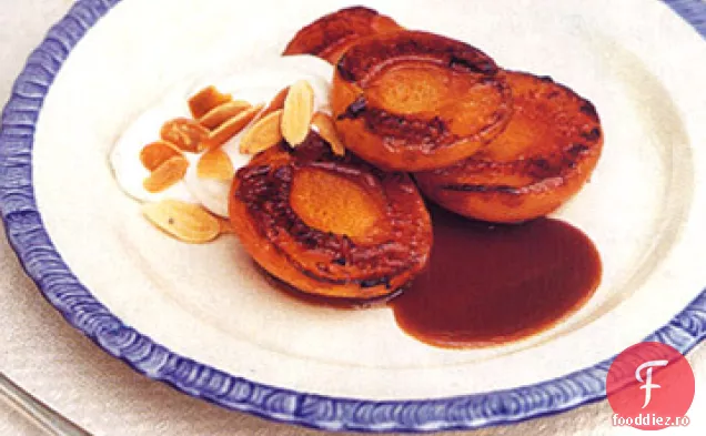 Caise caramelizate cu cremă de migdale