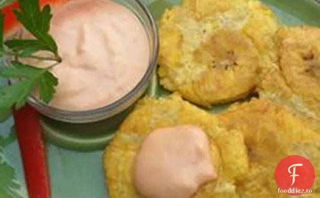 Tostones (Pătlagine verzi prăjite de două ori) cu sos de scufundare Mayo-Ketchup