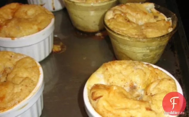 Budincă de pâine cu banane și cremă de brânză