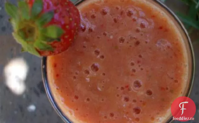 Smoothie cu piersici și căpșuni
