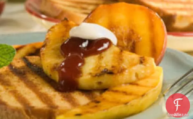 Tort Și Fructe La Grătar Cu Zmeură Picantă Și Sosuri Dulci De Catifea