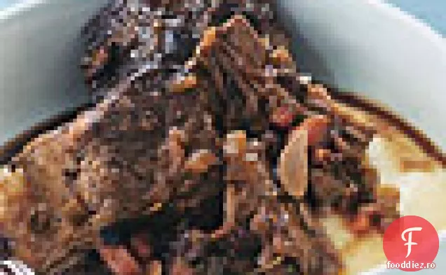 Carne de vită fiartă în vin roșu