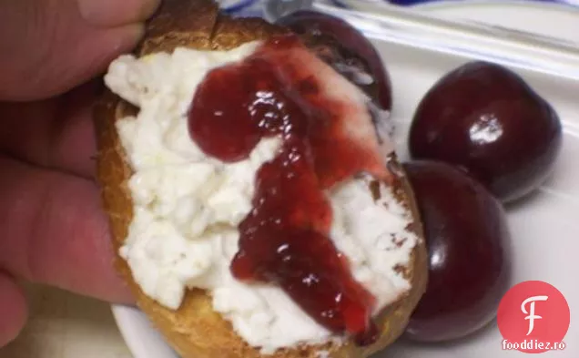 Brânză de capră zdrobită cu piper și gem de cireșe negre