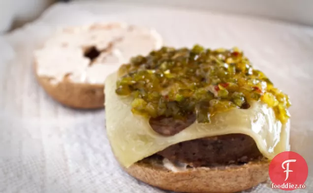 Burgeri umpluți cu Mozzarella pe un covrig