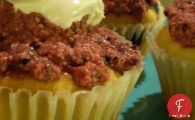 Cupcake de vanilie cu un topping de mure piure