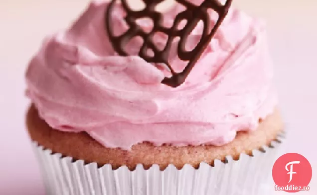 Cupcakes cu zmeură cu cremă de unt roz și inimi de ciocolată dantelate