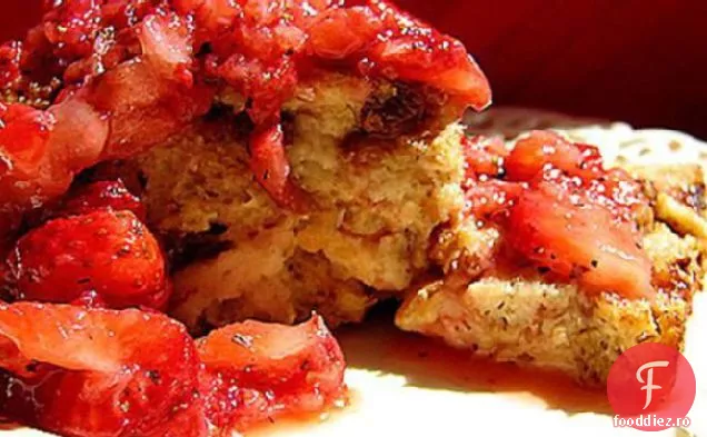 Budincă De Pâine Cu Topping De Zmeură / Căpșuni
