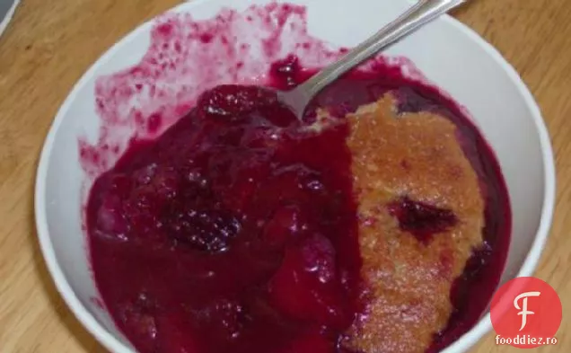 Cobbler proaspăt de piersici și mure