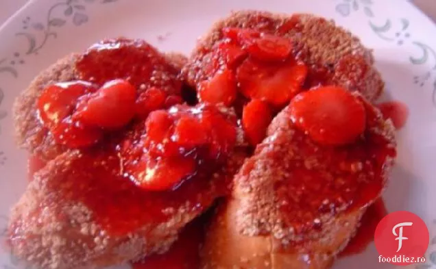 Pâine Prăjită Franceză Acoperită Cu Pecan Cu Sos De Fructe De Pădure