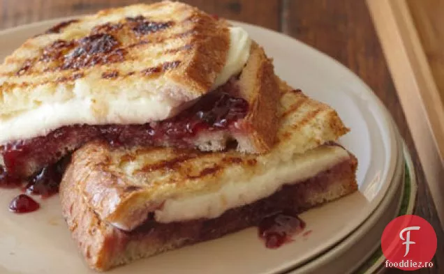 Panini cu Mozzarella, zmeură și zahăr brun