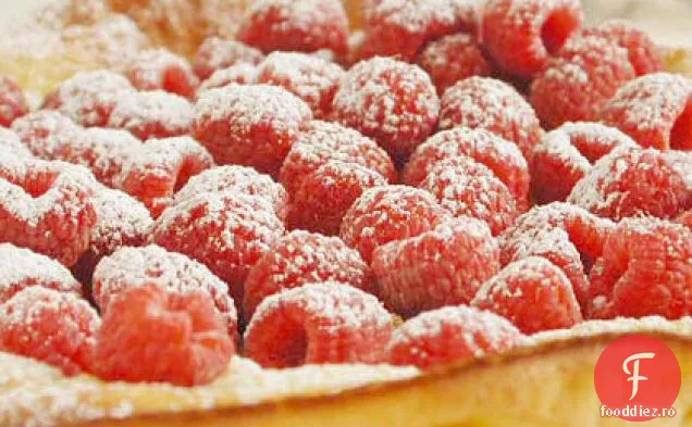 Clătită pufoasă la cuptor cu zmeură proaspătă