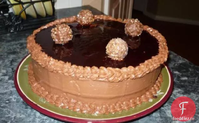 Tort Cu Strat De Ciocolată Cu Umplutură De Cremă De Zmeură