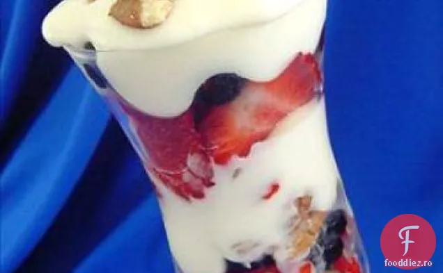 Parfait de fructe și iaurt