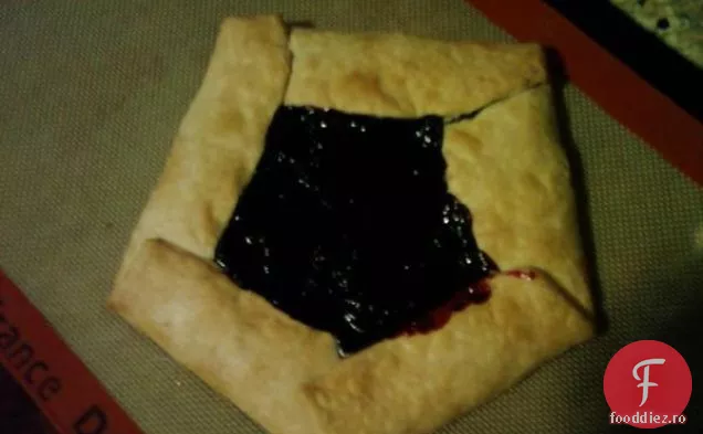 Salată De Fructe Proaspete Cu Sos De Semințe De Mac