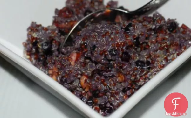 Quinoa Pentru Mic Dejun Cu Afine Sălbatice Și Arțar Cu Nuci Pecan Prăjite