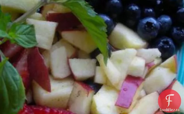 Salată de fructe roșii, albe și afine Family Fun