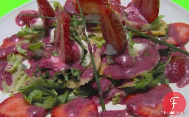 Salată De Căpșuni Sălbatice Cu Chipsuri De Parmezan Prăjite Cu Piper Și Bl