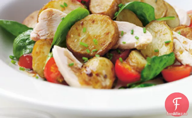 Salată caldă de pui și cartofi