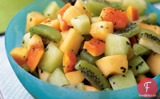 Salată de fructe cu sos de citrice-mentă
