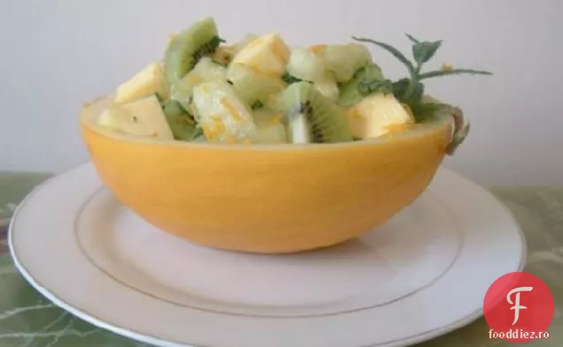 Salată De Fructe Cu Sos De Citrice-Mentă