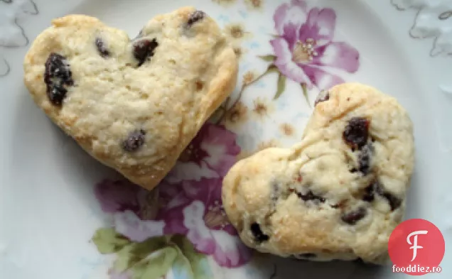 Biscuiți cu cireșe uscate și ciocolată în formă de inimă