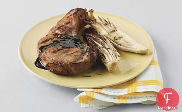 Cotlet de porc la grătar cu saramură rapidă cu Treviso și glazură balsamică