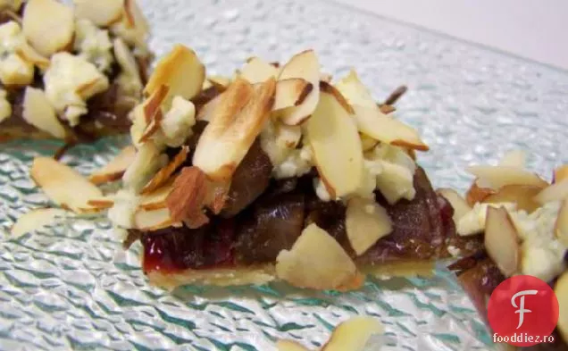 Craze-e pătrate caramelizate de ceapă, afine și brânză albastră