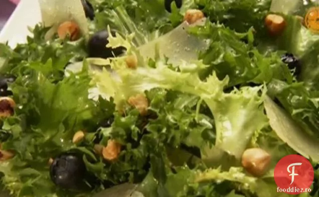 Salată de cicoare cu afine, alune și Manchego îmbătrânit