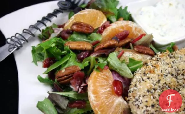 Salată verde mixtă cu portocale, afine uscate și nuci pecan