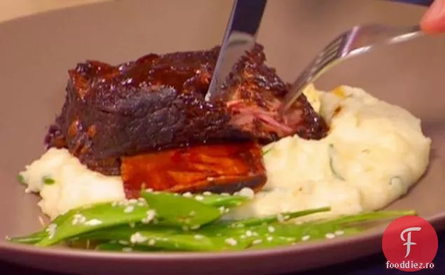 Coaste scurte de bere Hoisin fierte cu piure cremos Yukons și mazăre de zăpadă de susan