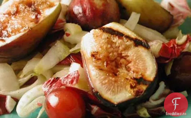 Salată caldă de smochine la grătar, struguri și verdeață amară