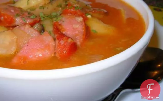 Picant cârnați și fasole Hotpot