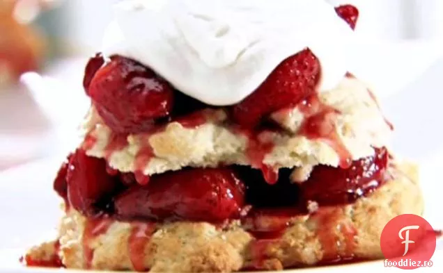 Shortcakes cu sos cald de căpșuni