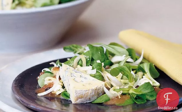 Verdeață amară cu vinaigretă de bere de cireșe și pâine prăjită cu brânză albastră