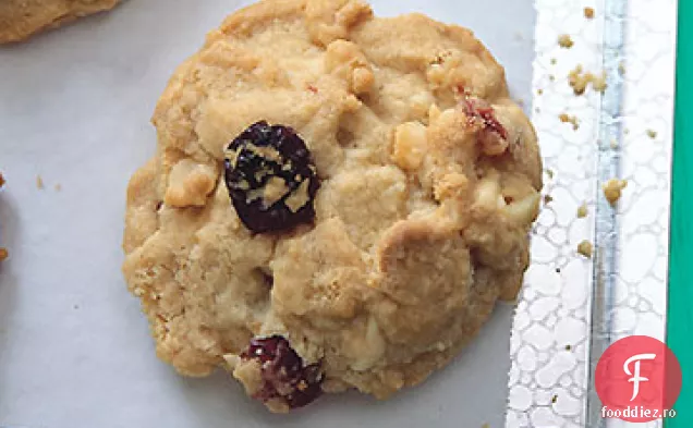 Fursecuri cu ciocolată albă, afine și nuci de Macadamia