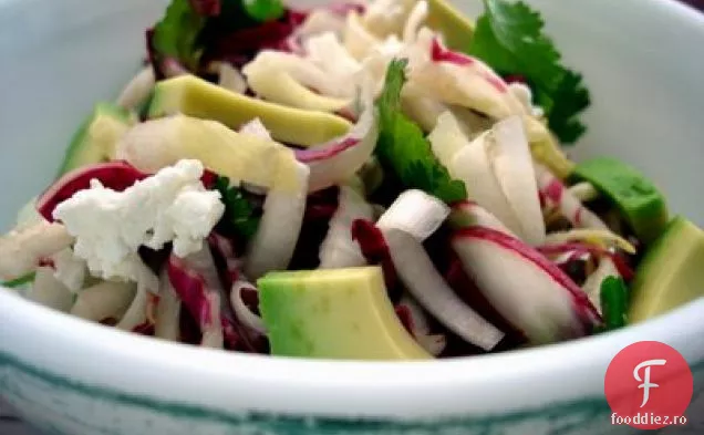 Salată De Primăvară Feliată Cu Andive, Coriandru, Ridichi Și Feta
