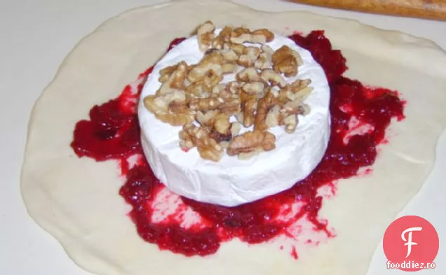 Brie la cuptor cu afine și nuci