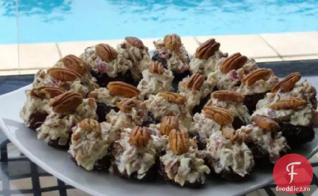 Curmale umplute cu brânză albastră și Pecan
