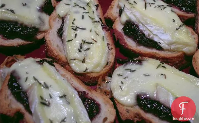 Crostini Cu Smochine Întinse Și Brie Barbotată
