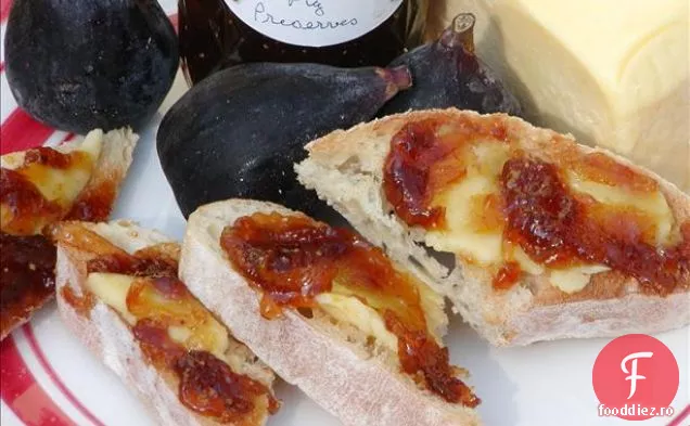 Pizza Gourmet cu smochine proaspete, ceapă caramelizată și brânză de capră