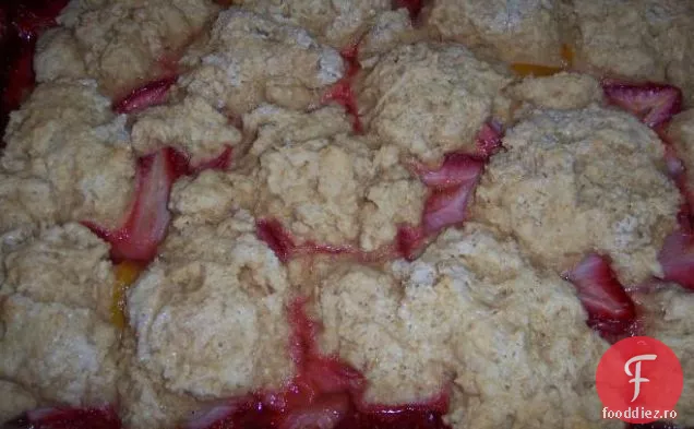 Cobbler proaspăt de căpșuni și piersici