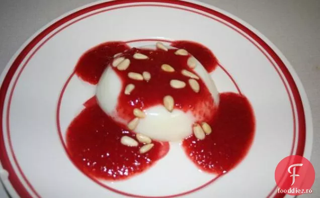 Ww Panna Cotta cu sos de căpșuni și nuci de pin