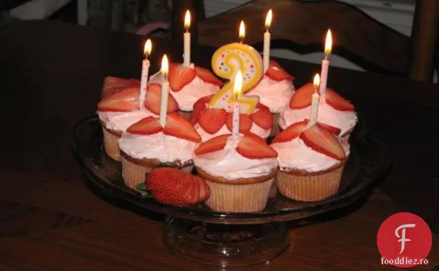 Cupcakes Speciale Umplute Cu Căpșuni