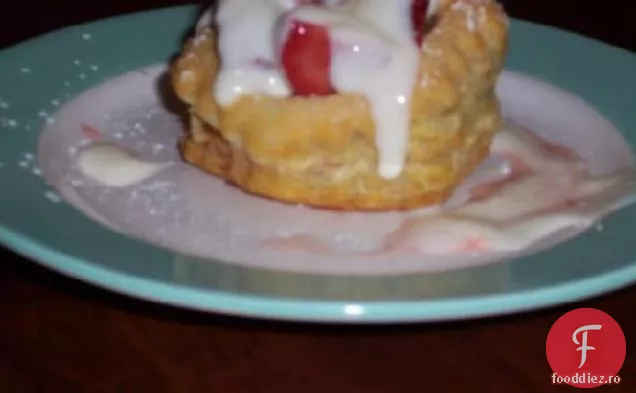 Produse de patiserie cu căpșuni cu cremă de lămâie
