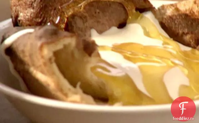 Friptură de vită cu budincă Yorkshire, vinete la grătar și salată de mazăre, mentă și Avocado