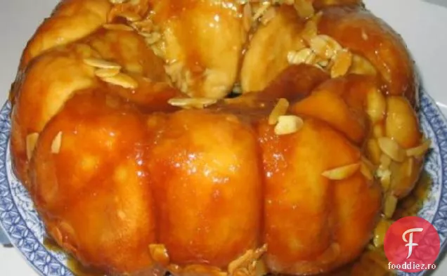 Tort ușor Bundt cu arome de migdale și vanilie