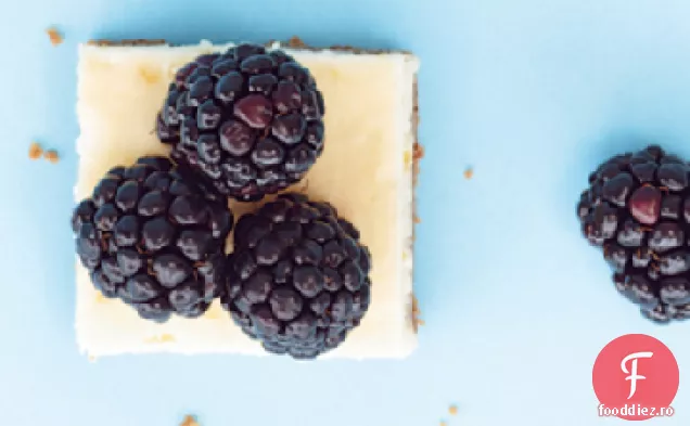 Lemon Cheesecake pătrate cu fructe de padure proaspete