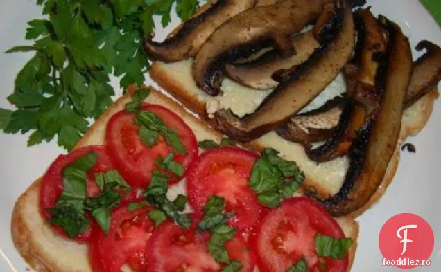 Sandwich cu ciuperci și roșii Portabella